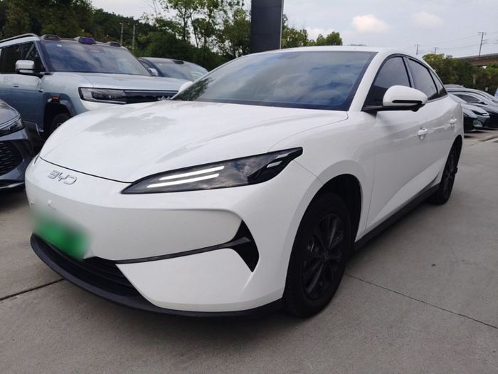 BYD e7